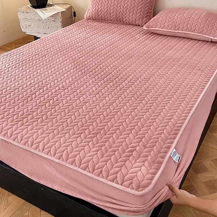 91家纺网 家纺一手货源 找家纺 欧邦 新款轻奢牛奶绒刺绣夹棉床笠三件套 胭脂粉