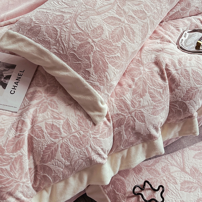 91家纺网 家纺一手货源 找家纺 宅家居 2023新款高奢加厚A类高克重浮雕花绒剪花烂花牛奶绒四件套 爱意浓-粉色