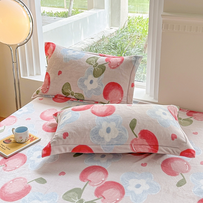 91家纺网 家纺一手货源 找家纺 胜权2024牛奶绒枕套 樱桃世界