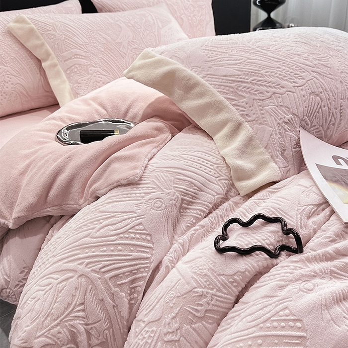 91家纺网 家纺一手货源 找家纺 宅家居 2023新款高奢加厚A类高克重浮雕花绒剪花烂花牛奶绒四件套 布鲁斯-粉色