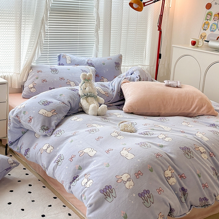 91家纺网 家纺一手货源 找家纺 昔可家纺 2023新款高克重印花牛奶绒小清新系列四件套 萌萌紫底郁金香兔