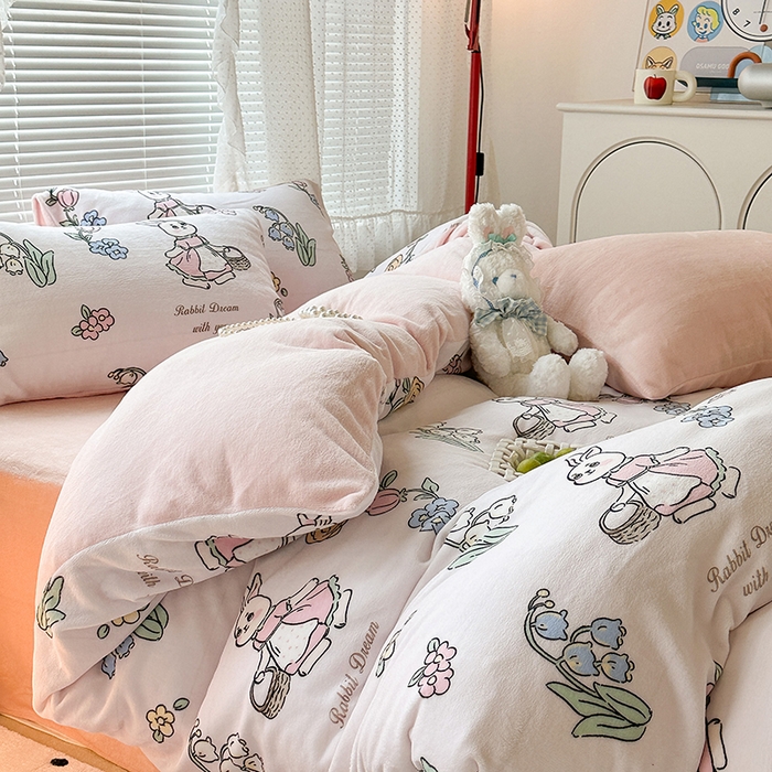 91家纺网 家纺一手货源 找家纺 昔可家纺 2023新款高克重印花牛奶绒小清新系列四件套 花篮小兔