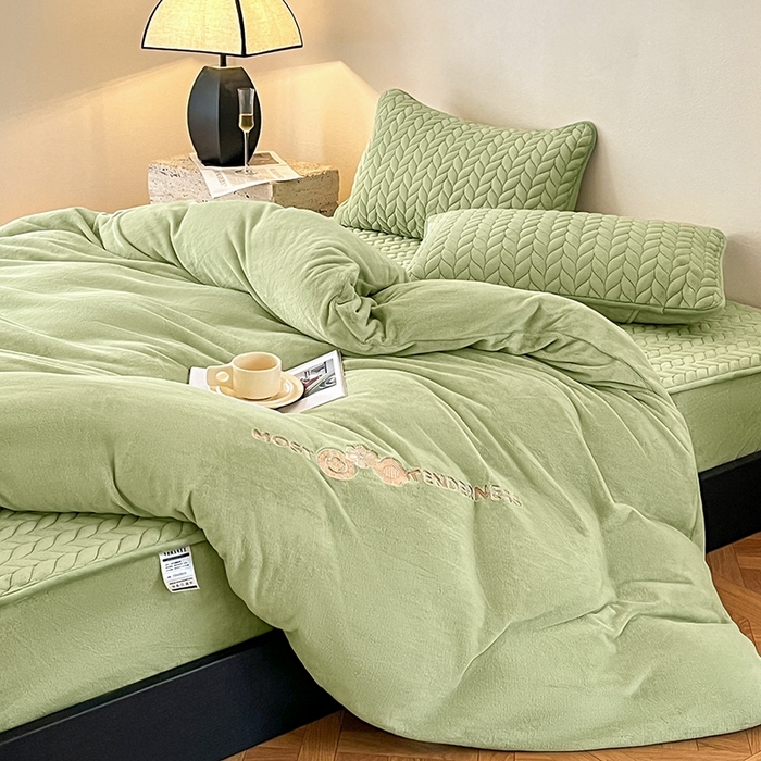 91家纺网 家纺一手货源 找家纺 欧邦 新款轻奢牛奶绒刺绣四件套 芥末绿