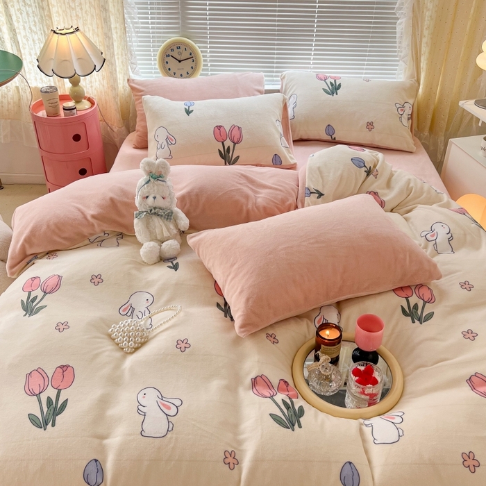 91家纺网 家纺一手货源 找家纺 昔可家纺 2023新款高克重印花牛奶绒小清新系列四件套 粉粉郁金兔