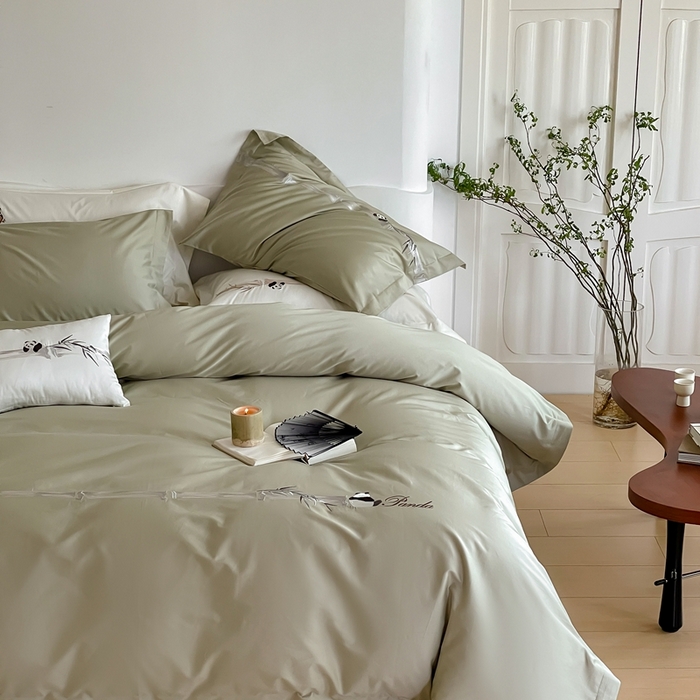 91家纺网 家纺一手货源 找家纺 沐白家居 2023长绒棉绣花四件套-奶熊起司 竹青绿