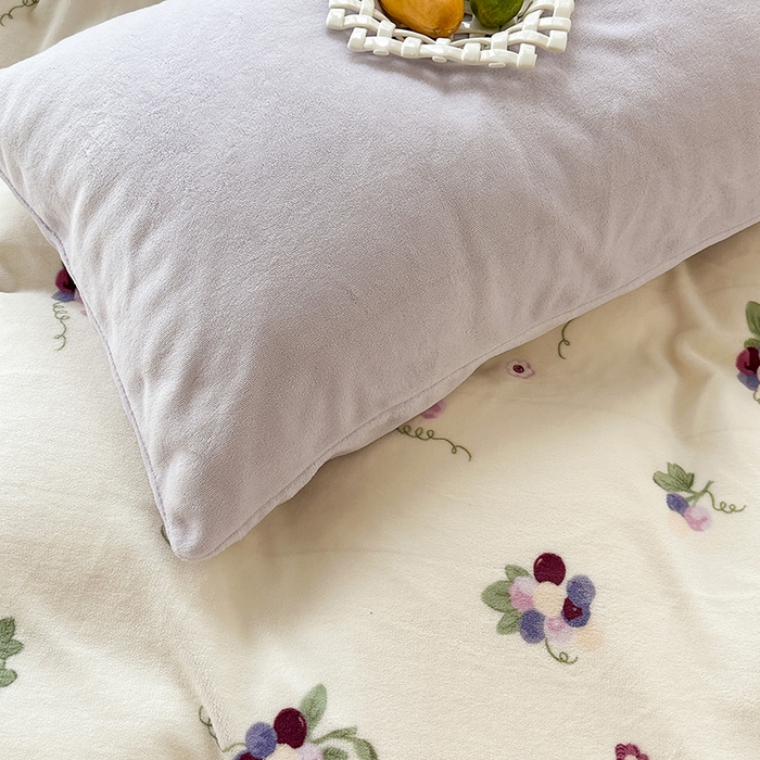 91家纺网 家纺一手货源 找家纺 昔可家纺 2023新款高克重印花牛奶绒小清新系列四件套 紫色葡萄