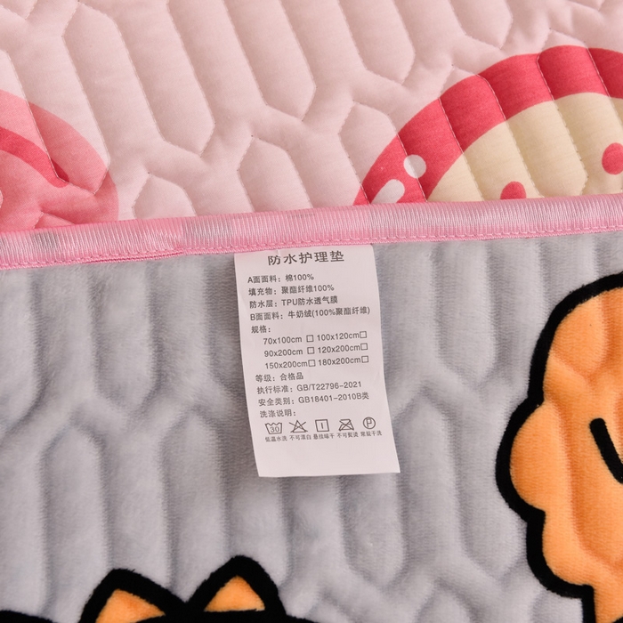 91家纺网 家纺一手货源 找家纺 床笠人家 2025新款A棉B绒-双面防水护理垫儿童床 幸运草莓