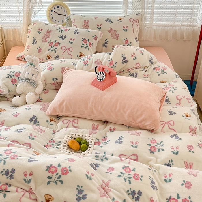 91家纺网 家纺一手货源 找家纺 昔可家纺 2023新款高克重印花牛奶绒小清新系列四件套 粉色丝带小兔几