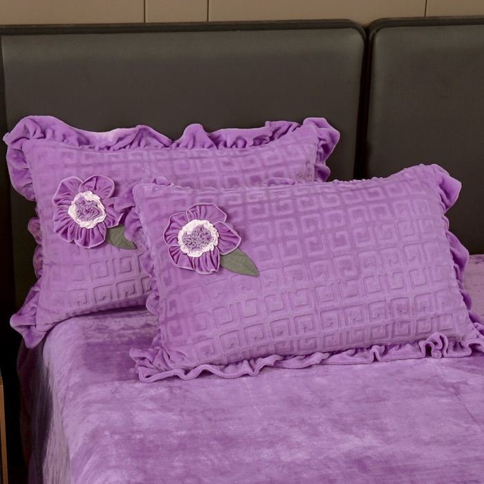 91家纺网 家纺一手货源 找家纺 兴美佳家纺 2023新款高克重兔毛绒雕花手工盘花四件套 雪青