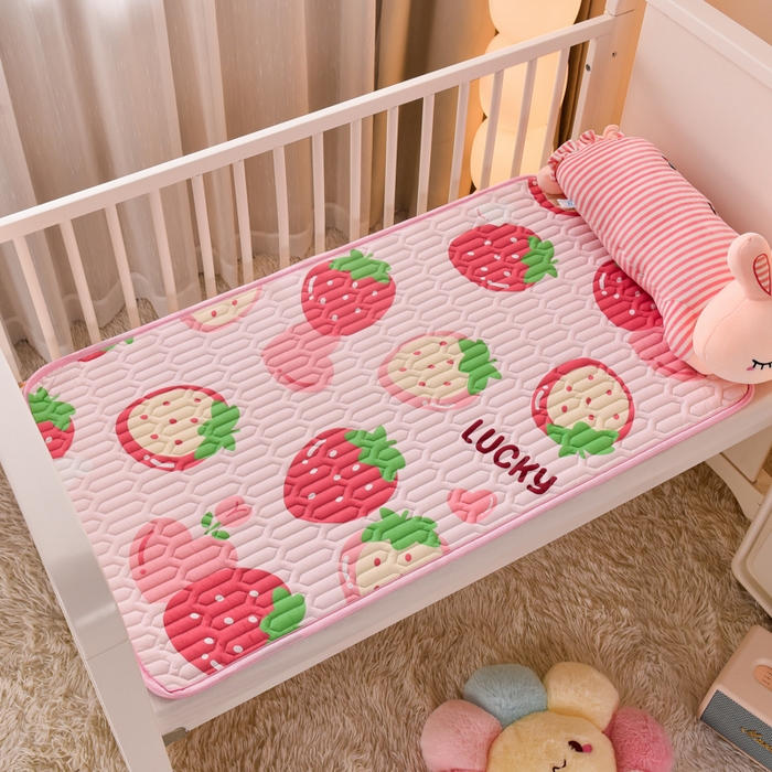 91家纺网 家纺一手货源 找家纺 床笠人家 2025新款A棉B绒-双面防水护理垫儿童床 幸运草莓