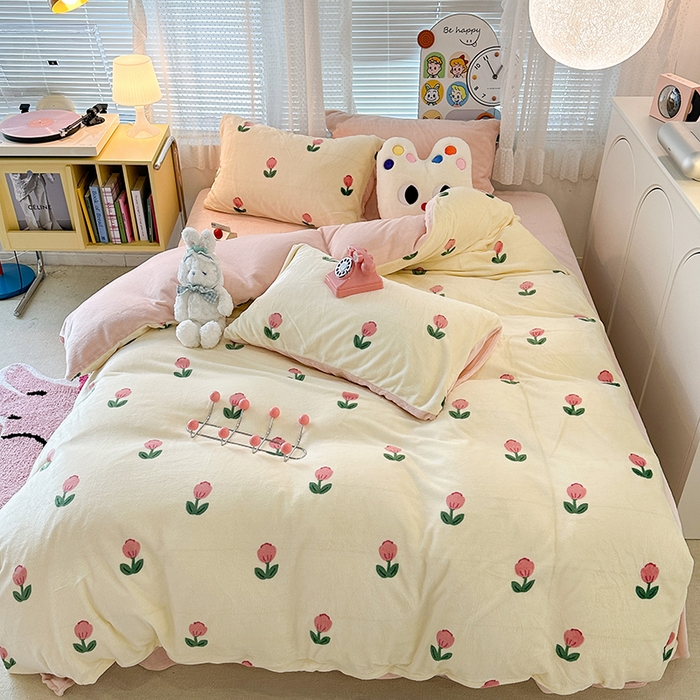 91家纺网 家纺一手货源 找家纺 昔可家纺 2023新款高克重印花牛奶绒小清新系列四件套 粉嫩小郁金