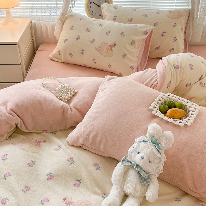 91家纺网 家纺一手货源 找家纺 昔可家纺 2023新款高克重印花牛奶绒小清新系列四件套 天鹅玫瑰