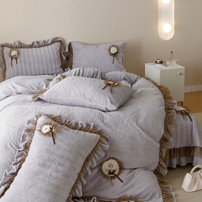 91家纺网 家纺一手货源 找家纺 2024高克重牛奶绒纯色蕾丝荷叶边夹棉单床盖单件保暖床盖三件套 千玺紫