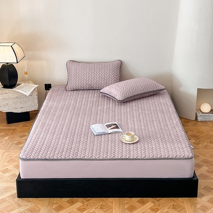 91家纺网 家纺一手货源 找家纺 欧邦 新款轻奢牛奶绒刺绣夹棉床笠三件套 紫霞