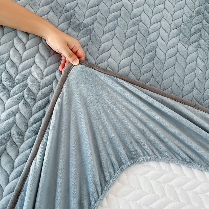 91家纺网 家纺一手货源 找家纺 欧邦 新款轻奢牛奶绒刺绣夹棉床笠三件套 蔚蓝