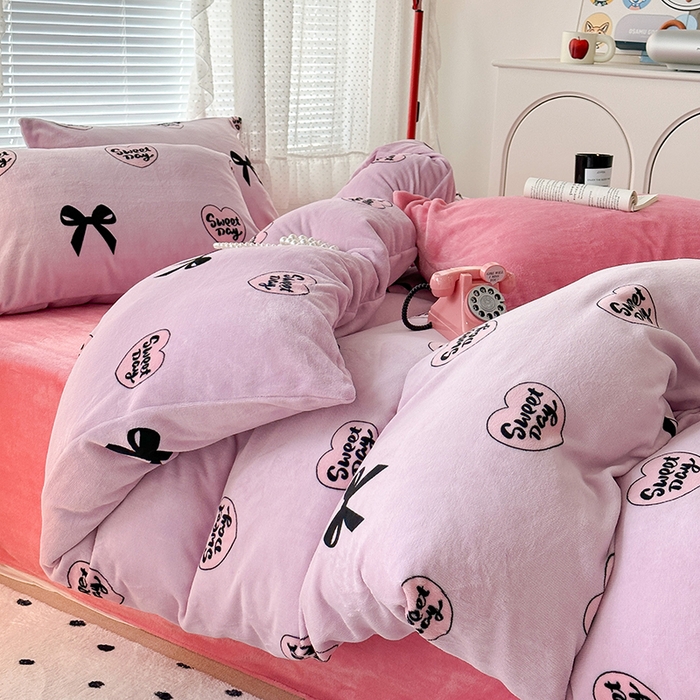 91家纺网 家纺一手货源 找家纺 昔可家纺 2023新款高克重印花牛奶绒小清新系列四件套 黑粉芭蕾少女心