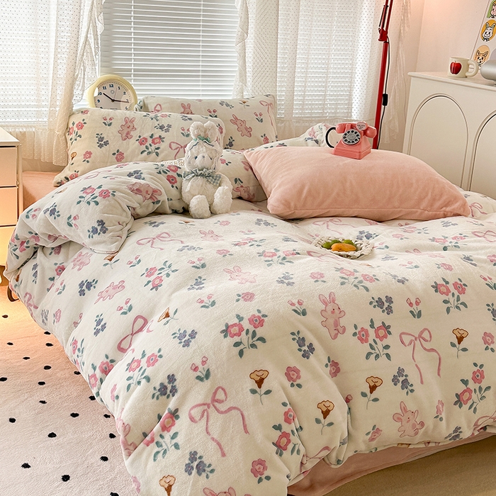 91家纺网 家纺一手货源 找家纺 昔可家纺 2023新款高克重印花牛奶绒小清新系列四件套 粉色丝带小兔几