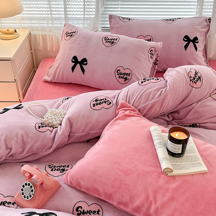 91家纺网 家纺一手货源 找家纺 昔可家纺 2023新款高克重印花牛奶绒小清新系列四件套 黑粉芭蕾少女心