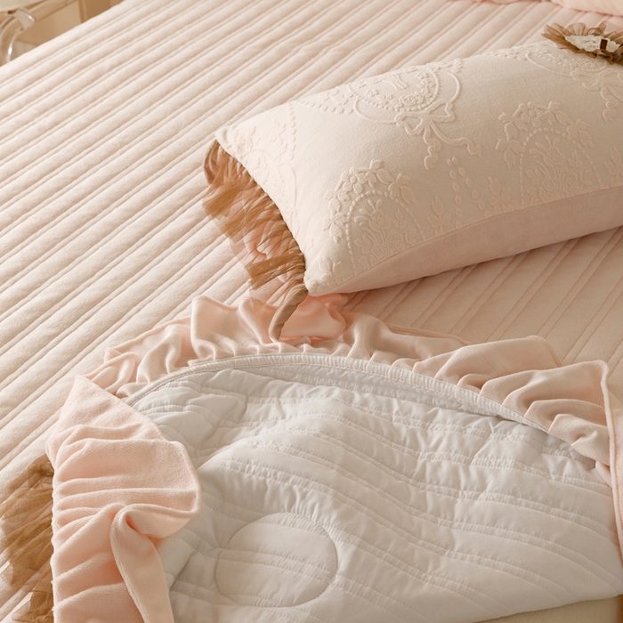 91家纺网 家纺一手货源 找家纺 2024高克重牛奶绒纯色蕾丝荷叶边夹棉单床盖单件保暖床盖三件套 千玺粉