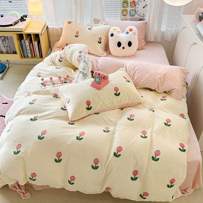 91家纺网 家纺一手货源 找家纺 昔可家纺 2023新款高克重印花牛奶绒小清新系列四件套 粉嫩小郁金