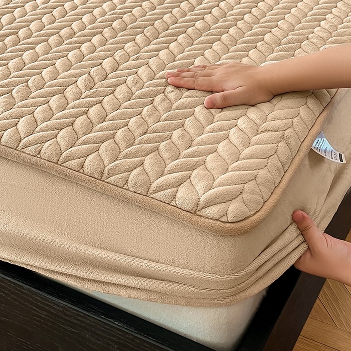 91家纺网 家纺一手货源 找家纺 欧邦 新款轻奢牛奶绒刺绣夹棉床笠三件套 茶色