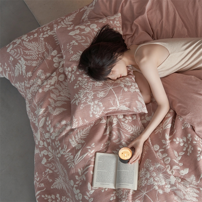 91家纺网 家纺一手货源 找家纺 安莱生活 2023新款A类空气层双层纱大提花枝繁叶茂空气层系列四件套 枝繁叶茂-暗红