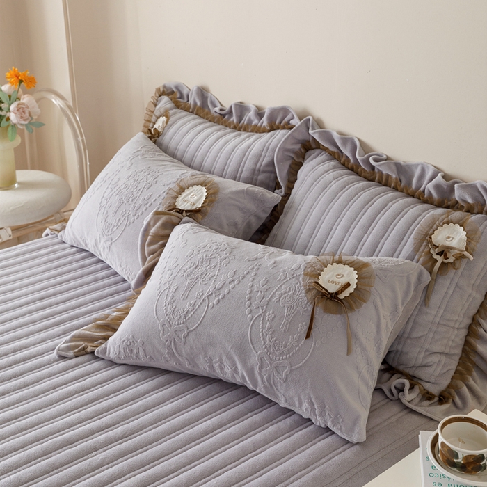 91家纺网 家纺一手货源 找家纺 2024高克重牛奶绒纯色蕾丝荷叶边夹棉单床盖单件保暖床盖三件套 千玺紫