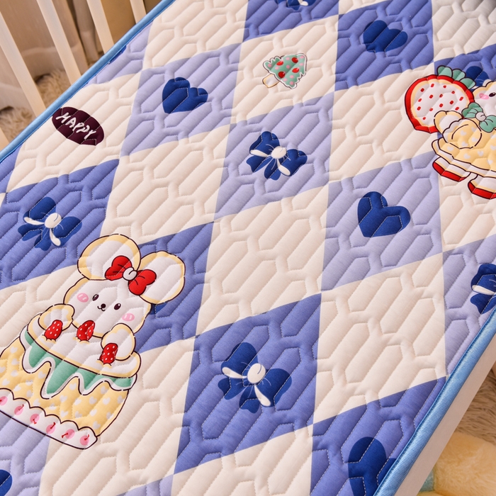 91家纺网 家纺一手货源 找家纺 床笠人家 2025新款A棉B绒-双面防水护理垫儿童床 蛋糕兔