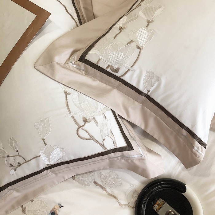 91家纺网 家纺一手货源 找家纺 沐白家居 2023长绒棉绣花四件套-花鸟山居 粉灰