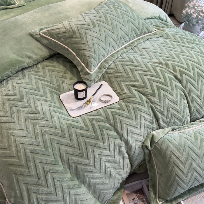 91家纺网 家纺一手货源 找家纺 丝幔家纺 2025新款W牛奶雕花绒四件套 W牛油果绿