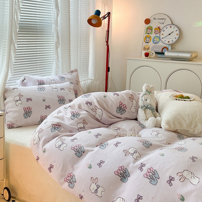 91家纺网 家纺一手货源 找家纺 昔可家纺 2023新款高克重印花牛奶绒小清新系列四件套 萌萌粉底郁金香兔