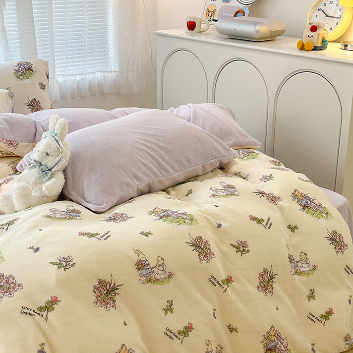 91家纺网 家纺一手货源 找家纺 昔可家纺 2023新款高克重印花牛奶绒小清新系列四件套 小熊花园