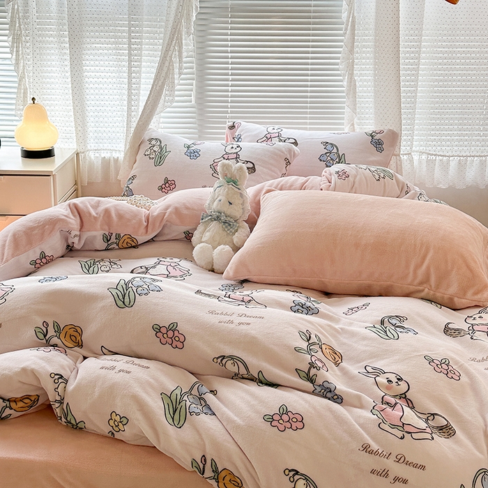 91家纺网 家纺一手货源 找家纺 昔可家纺 2023新款高克重印花牛奶绒小清新系列四件套 花篮小兔