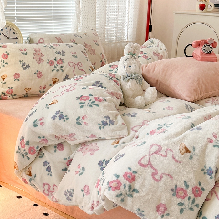 91家纺网 家纺一手货源 找家纺 昔可家纺 2023新款高克重印花牛奶绒小清新系列四件套 粉色丝带小兔几