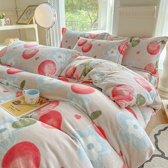 91家纺网 家纺一手货源 找家纺 2024秋冬新款牛奶绒单被套 樱桃世界