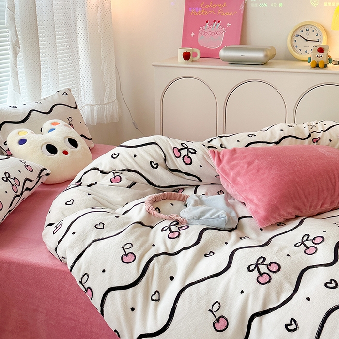 91家纺网 家纺一手货源 找家纺 昔可家纺 2023新款高克重印花牛奶绒小清新系列四件套 波纹粉樱桃