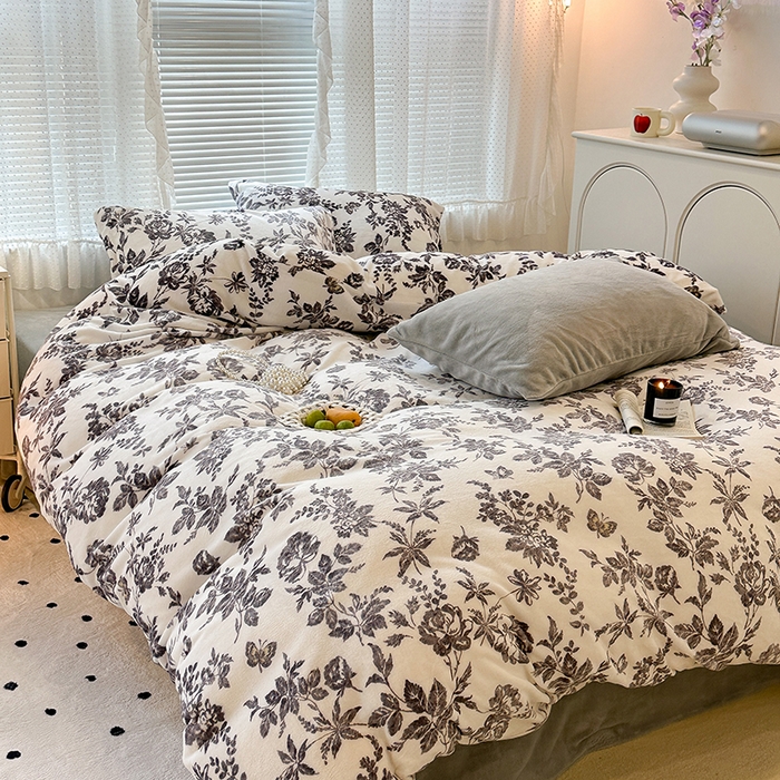 91家纺网 家纺一手货源 找家纺 昔可家纺 2023新款高克重印花牛奶绒小清新系列四件套 法式茶歇黑