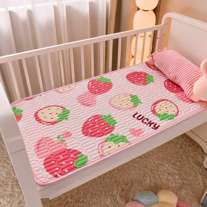 91家纺网 家纺一手货源 找家纺 床笠人家 2025新款A棉B绒-双面防水护理垫儿童床 幸运草莓