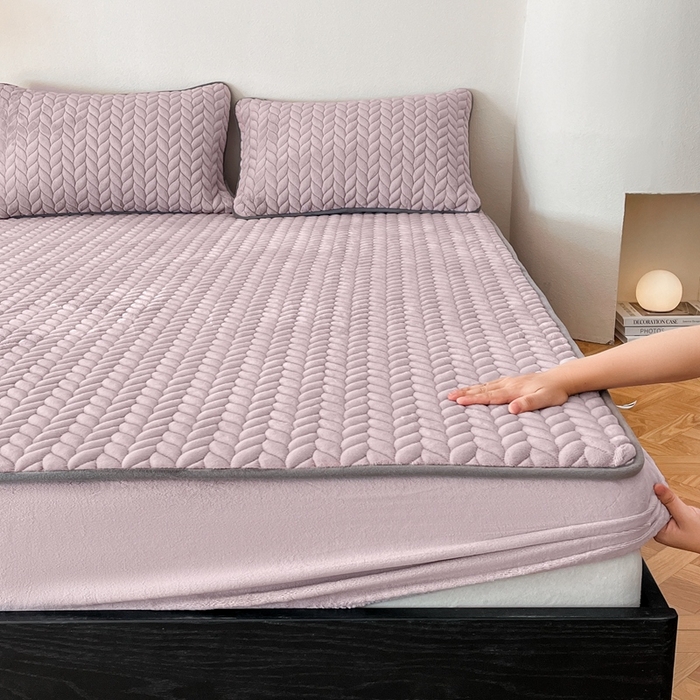 91家纺网 家纺一手货源 找家纺 欧邦 新款轻奢牛奶绒刺绣夹棉床笠三件套 紫霞