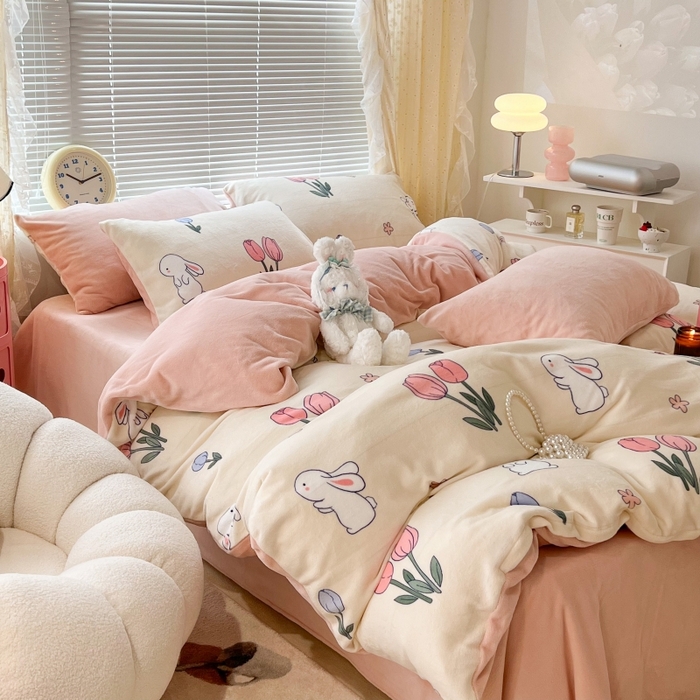 91家纺网 家纺一手货源 找家纺 昔可家纺 2023新款高克重印花牛奶绒小清新系列四件套 粉粉郁金兔