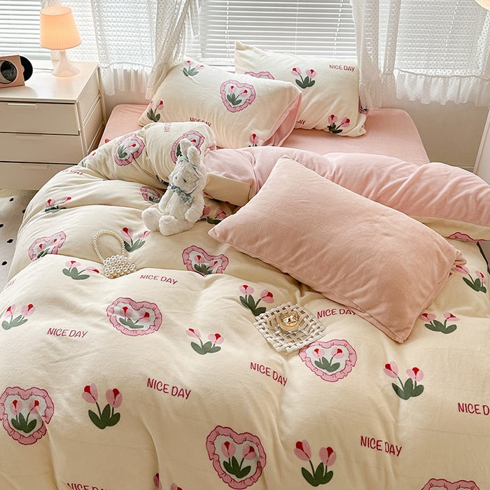 91家纺网 家纺一手货源 找家纺 昔可家纺 2023新款高克重印花牛奶绒小清新系列四件套 粉心郁金香