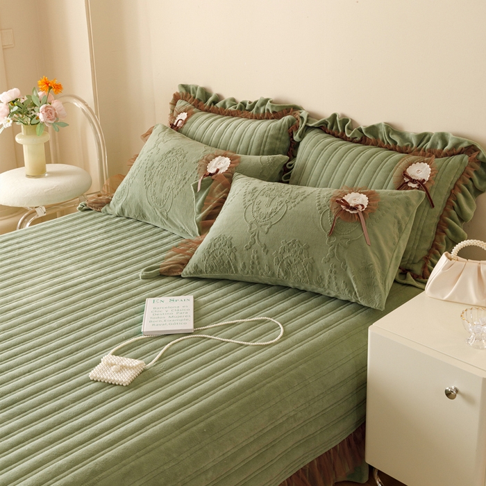 91家纺网 家纺一手货源 找家纺 2024高克重牛奶绒纯色蕾丝荷叶边夹棉单床盖单件保暖床盖三件套 千玺绿