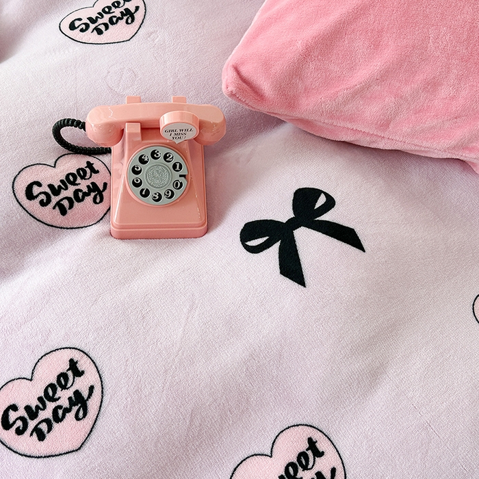 91家纺网 家纺一手货源 找家纺 昔可家纺 2023新款高克重印花牛奶绒小清新系列四件套 黑粉芭蕾少女心