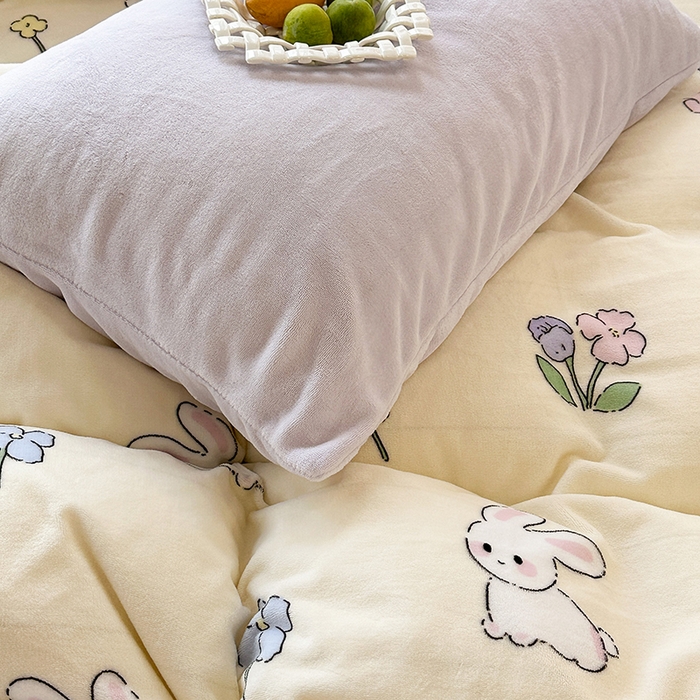 91家纺网 家纺一手货源 找家纺 昔可家纺 2023新款高克重印花牛奶绒小清新系列四件套 花小兔