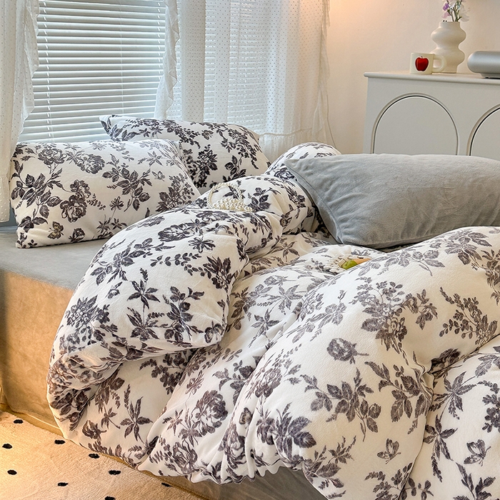 91家纺网 家纺一手货源 找家纺 昔可家纺 2023新款高克重印花牛奶绒小清新系列四件套 法式茶歇黑