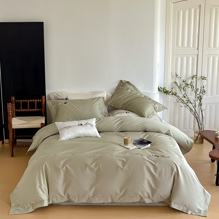 91家纺网 家纺一手货源 找家纺 沐白家居 2023长绒棉绣花四件套-奶熊起司 竹青绿