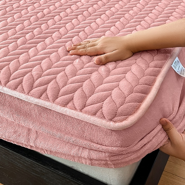 91家纺网 家纺一手货源 找家纺 欧邦 新款轻奢牛奶绒刺绣夹棉床笠三件套 胭脂粉