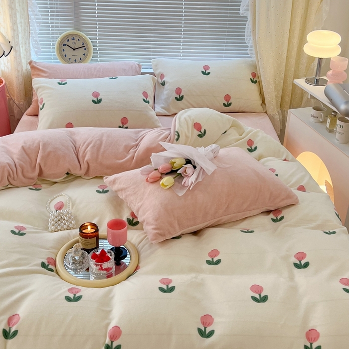 91家纺网 家纺一手货源 找家纺 昔可家纺 2023新款高克重印花牛奶绒小清新系列四件套 粉嫩小郁金2