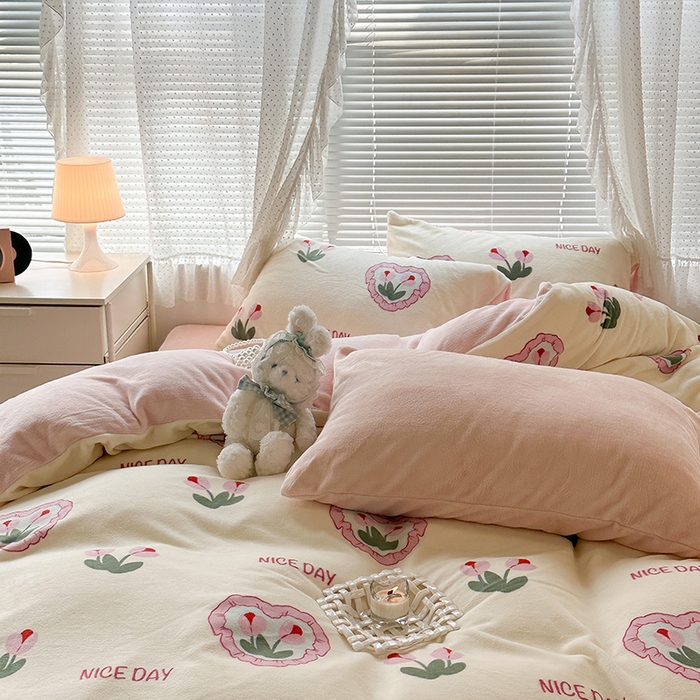 91家纺网 家纺一手货源 找家纺 昔可家纺 2023新款高克重印花牛奶绒小清新系列四件套 粉心郁金香