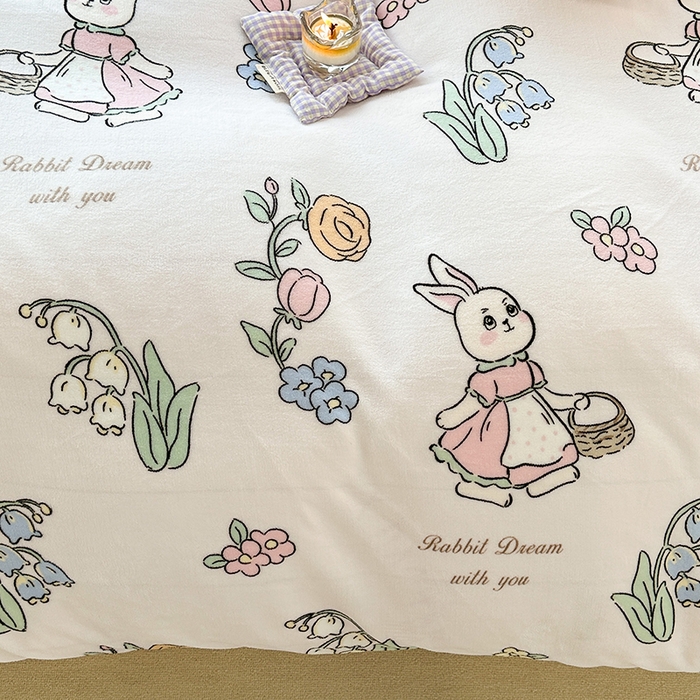 91家纺网 家纺一手货源 找家纺 昔可家纺 2023新款高克重印花牛奶绒小清新系列四件套 花篮小兔